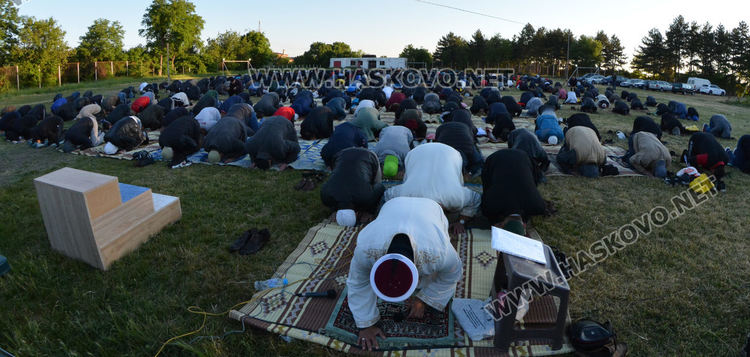 Десетки мюсюлмани се включиха в намаза на открито на Ямача