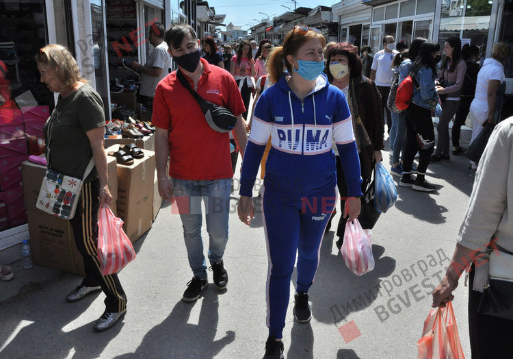 Димитровградският неделен пазар заработи на пълни обороти