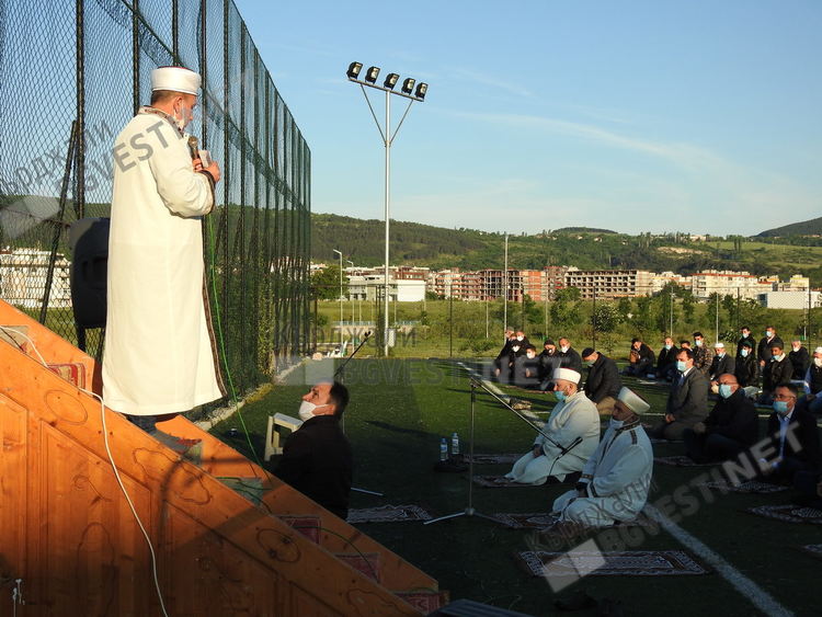 Мюфтия и кмет се помолиха Всевишния да ни предпази от коронавируса,  Байрам намазът бе на открито