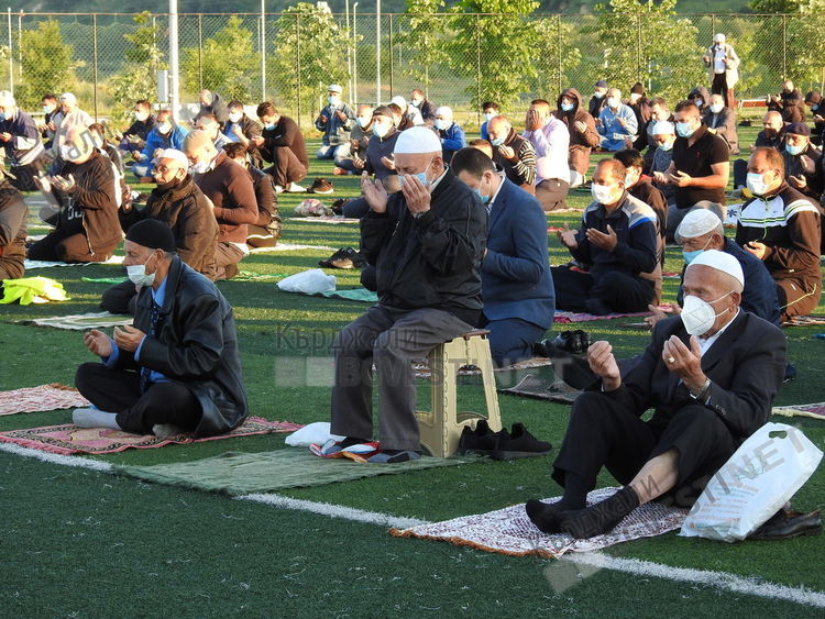 Мюфтия и кмет се помолиха Всевишния да ни предпази от коронавируса,  Байрам намазът бе на открито