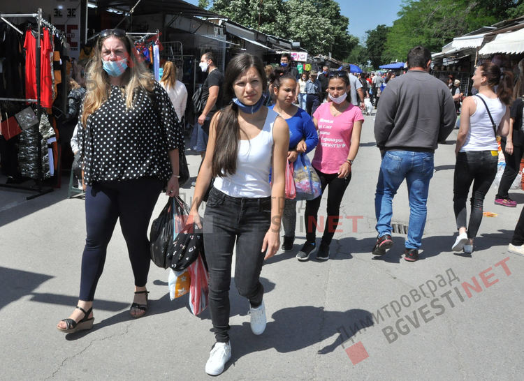 Димитровградският неделен пазар заработи на пълни обороти