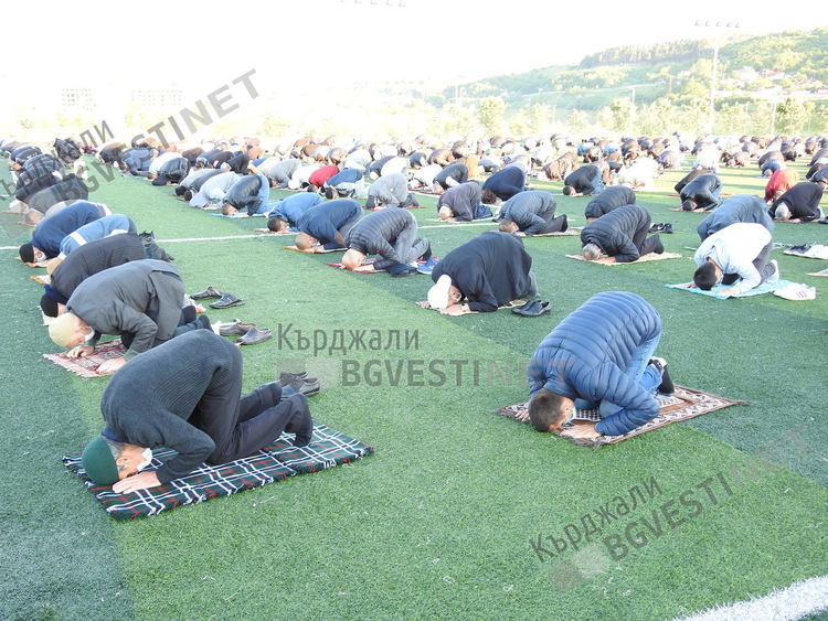 Мюфтия и кмет се помолиха Всевишния да ни предпази от коронавируса,  Байрам намазът бе на открито