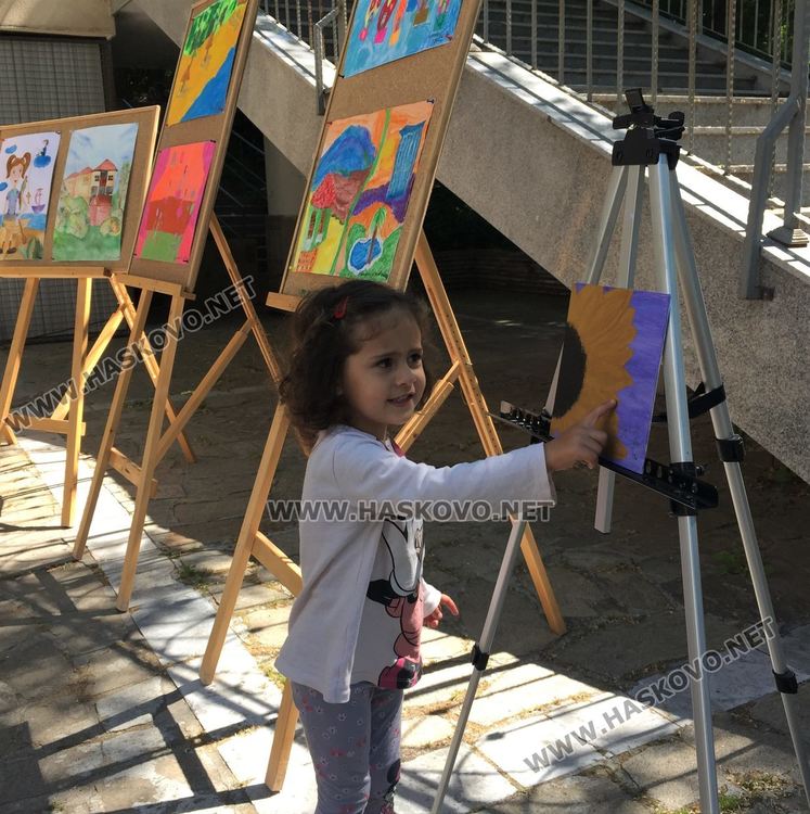 Аплодисменти за учителите на Хасково на пъстрата детска изложба, посветена на 24-ти май