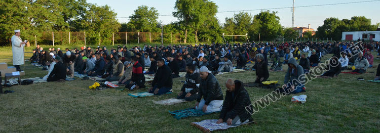 Десетки мюсюлмани се включиха в намаза на открито на Ямача