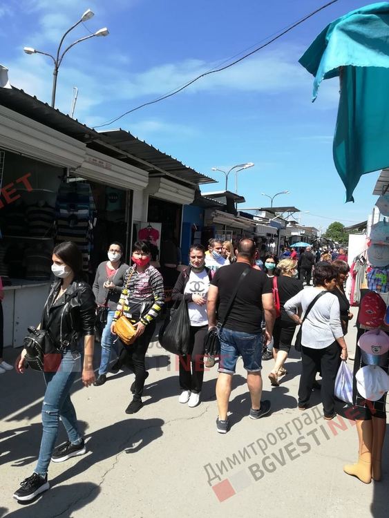 Димитровградският неделен пазар заработи на пълни обороти