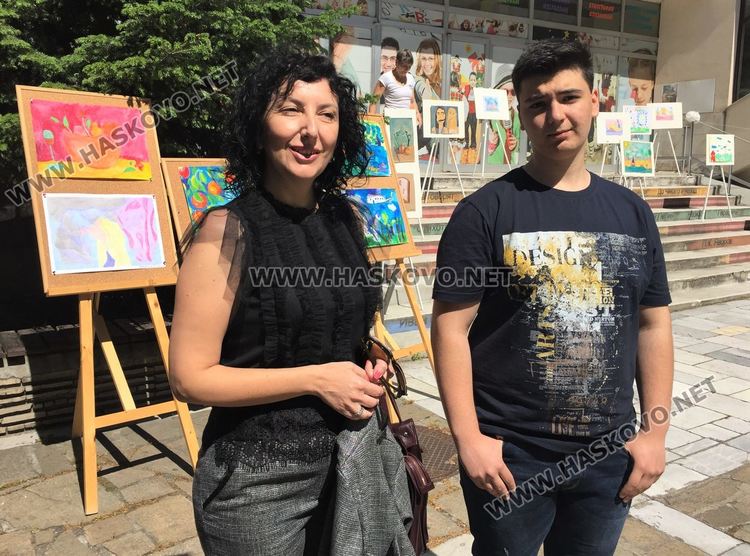 Аплодисменти за учителите на Хасково на пъстрата детска изложба, посветена на 24-ти май