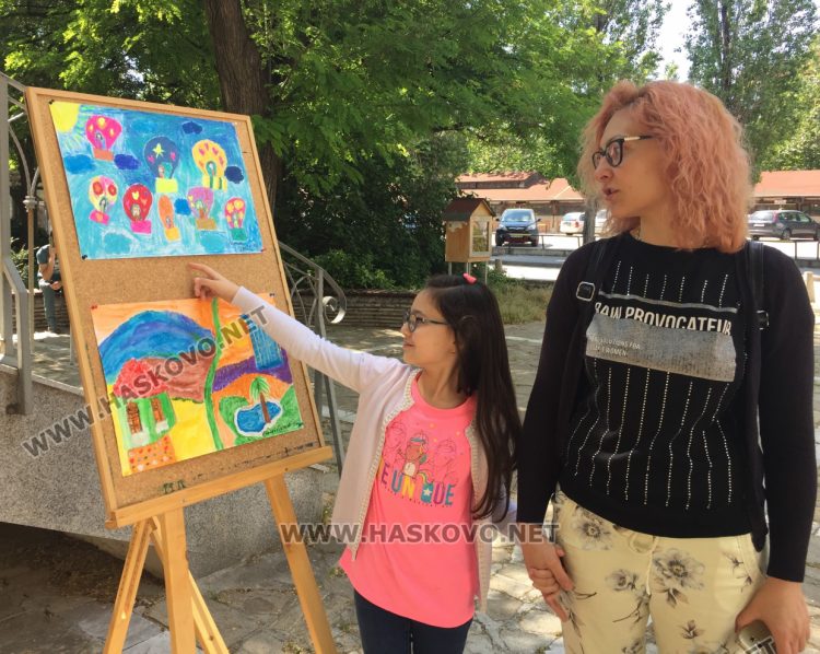 Аплодисменти за учителите на Хасково на пъстрата детска изложба, посветена на 24-ти май