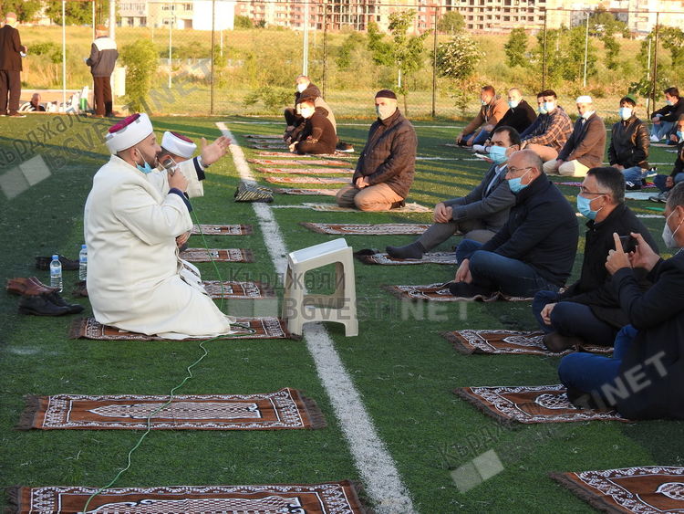 Мюфтия и кмет се помолиха Всевишния да ни предпази от коронавируса,  Байрам намазът бе на открито