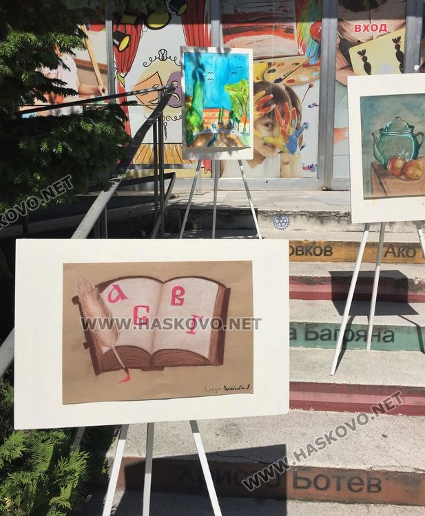Аплодисменти за учителите на Хасково на пъстрата детска изложба, посветена на 24-ти май