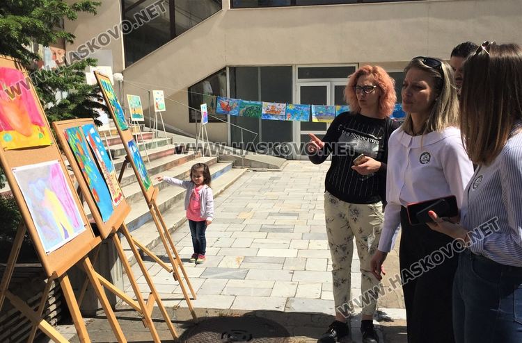 Аплодисменти за учителите на Хасково на пъстрата детска изложба, посветена на 24-ти май