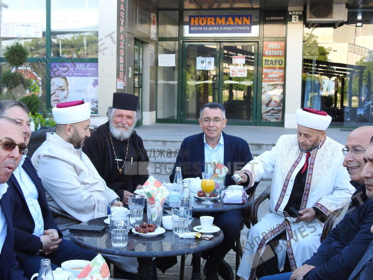 Мюфтия и кмет се помолиха Всевишния да ни предпази от коронавируса,  Байрам намазът бе на открито