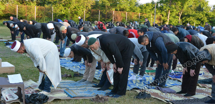 Десетки мюсюлмани се включиха в намаза на открито на Ямача