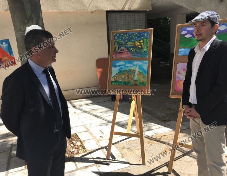 Аплодисменти за учителите на Хасково на пъстрата детска изложба, посветена на 24-ти май