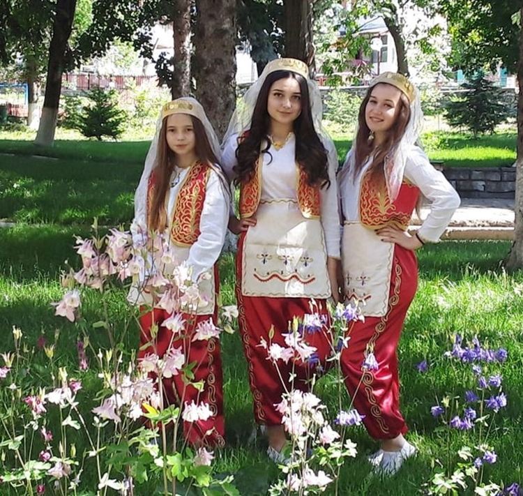 Бизнесмени от Комунига дариха носии на местното читалище