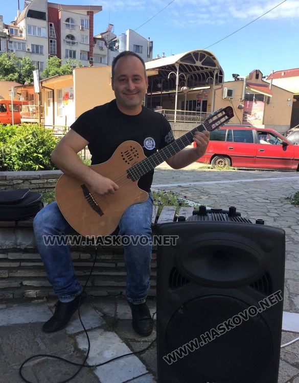 Аплодисменти за учителите на Хасково на пъстрата детска изложба, посветена на 24-ти май