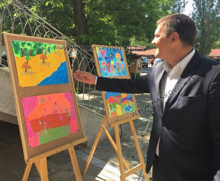 Аплодисменти за учителите на Хасково на пъстрата детска изложба, посветена на 24-ти май