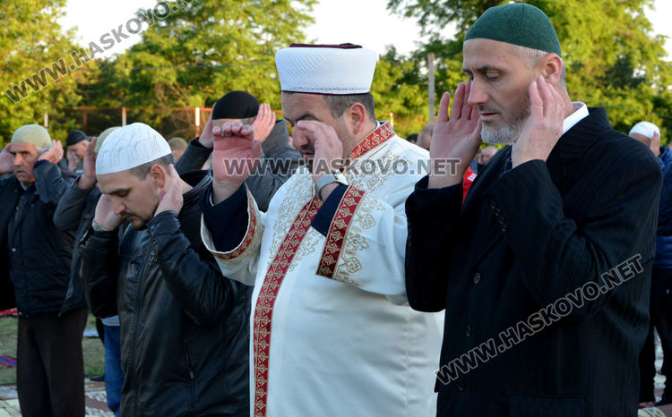Десетки мюсюлмани се включиха в намаза на открито на Ямача