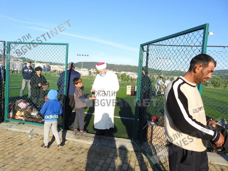 Мюфтия и кмет се помолиха Всевишния да ни предпази от коронавируса,  Байрам намазът бе на открито