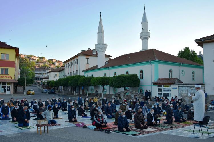 Стотици вярващи за Рамазан Байрам на централния площад в Ардино 