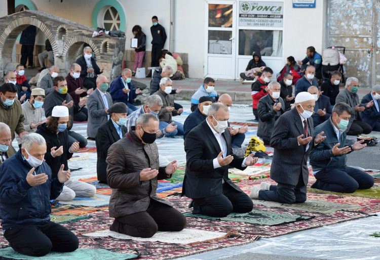 Стотици вярващи за Рамазан Байрам на централния площад в Ардино 