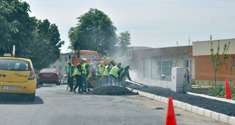 Нов тротоар край новоизградения Дневен център в „Бадема“