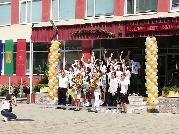 Абитуриентите от СУ казаха „Сбогом, училище!“