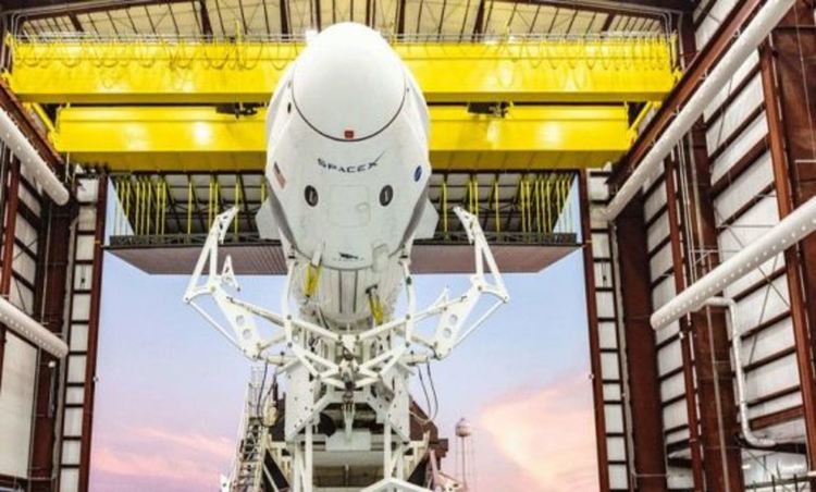 SpaceX ще изпрати двама космонавта в космоса за първи път