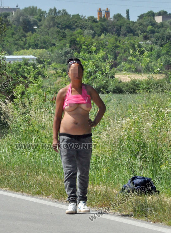 Разголена превзе мястото на триногата камера на КАТ край Хасково