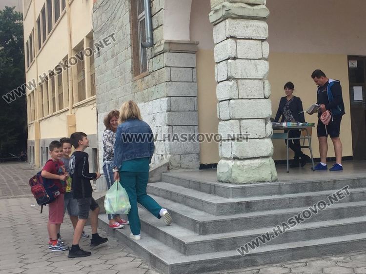 Малките ученици на финала на учебната година, връщат учебниците