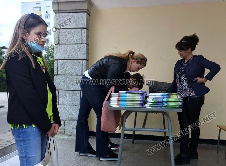 Малките ученици на финала на учебната година, връщат учебниците