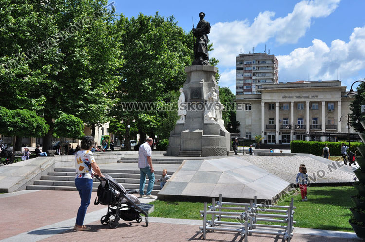 Облачно време с кратък дъжд в сряда