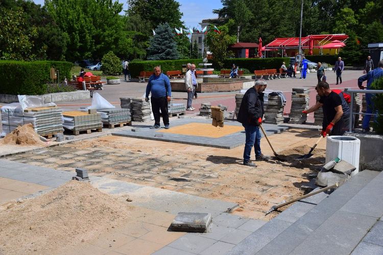 Започна подмяната на плочки на площад "Акад. Николай Хайтов"
