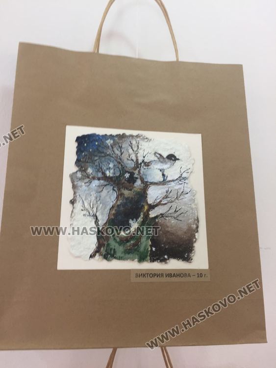 Школа „Колорит“ подреди първоюнска иложба от хартиени вдъхновения