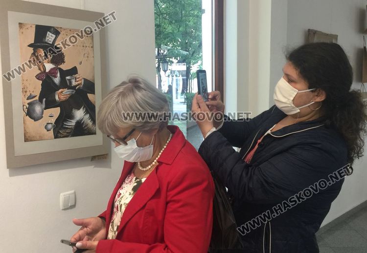 Школа „Колорит“ подреди първоюнска иложба от хартиени вдъхновения