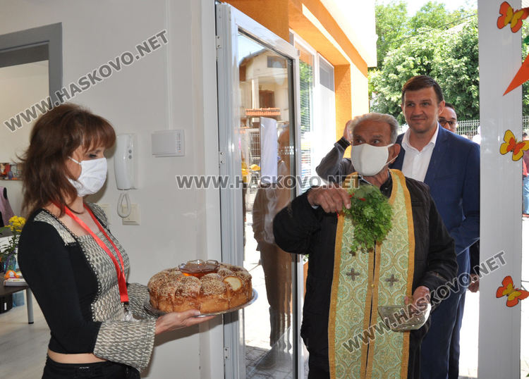 Откриха Дневен център за деца с увреждания и Преходно жилище за деца в риск