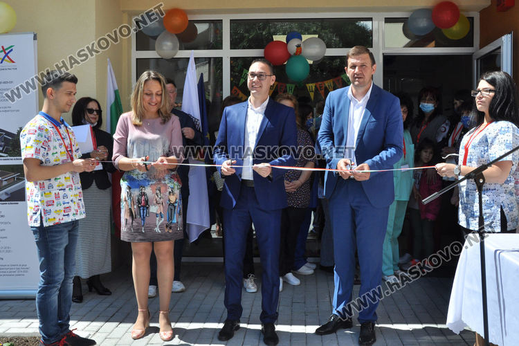 Откриха Дневен център за деца с увреждания и Преходно жилище за деца в риск