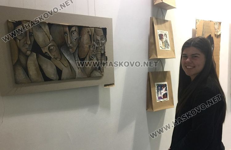 Школа „Колорит“ подреди първоюнска иложба от хартиени вдъхновения