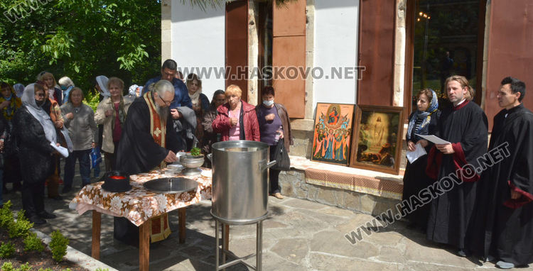 Литийно шествие за Спасовден, именикът Спас Александров раздаде курбан
