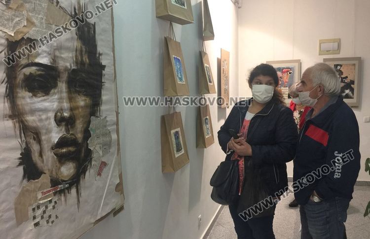 Школа „Колорит“ подреди първоюнска иложба от хартиени вдъхновения