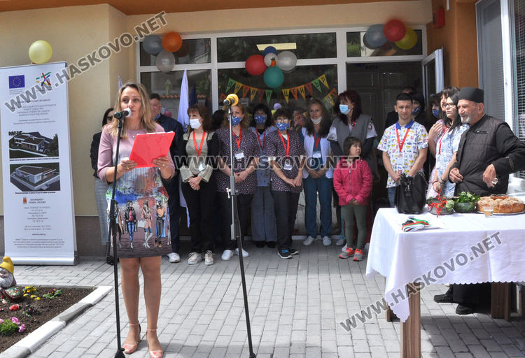 Невена Желязкова (вляво)