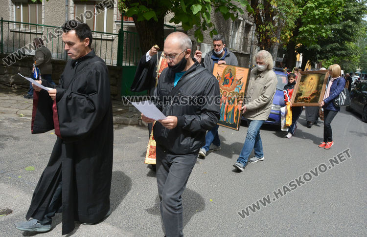 Литийно шествие за Спасовден, именикът Спас Александров раздаде курбан