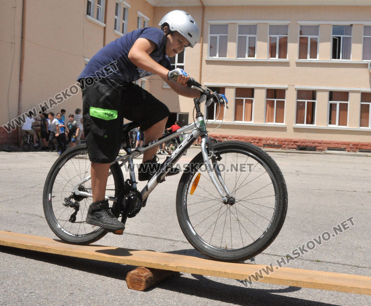 В двора се провеждат ученически състезания 