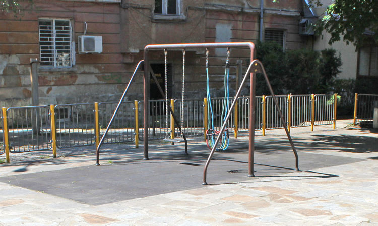 Поставят две люлки-везни за деца с увреждания в Хасково