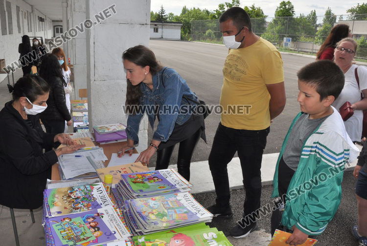 320 деца от „Васил Левски“ с удостоверения за завършване на учебната година