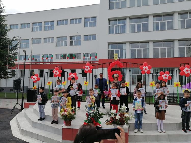 В "Славейков" с тържества завършиха малчуганите от 1 до 3 клас, 155 първокласници получиха своите удостоверения