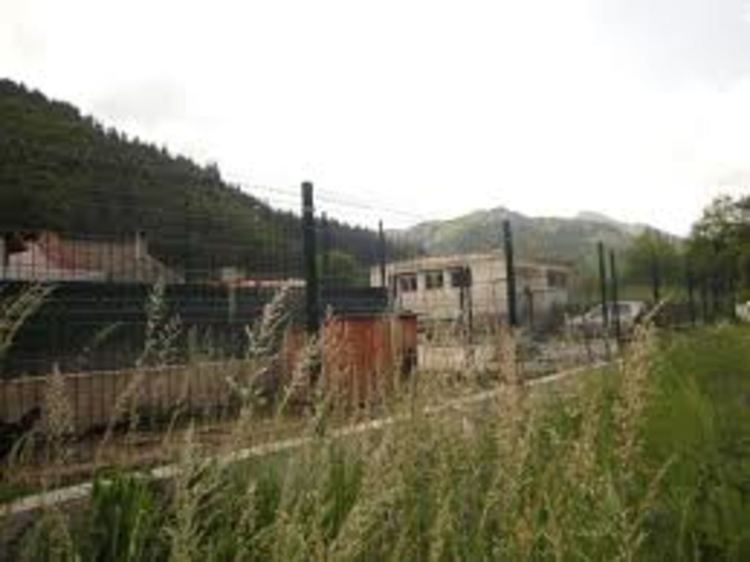 Частният приют за кучета на англичаните разделя обществото в рудоземското село, част от жителите смятат, че той не е в селото и не пречи на никого, но има политически и лични интереси стоят зад атаките срещу обекта, сн. Пламък