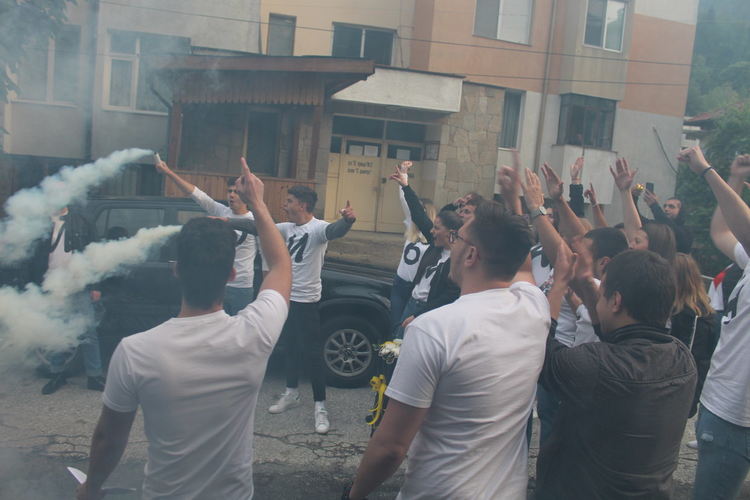 Младежи от Смолян се обясниха в любов на... учителката си