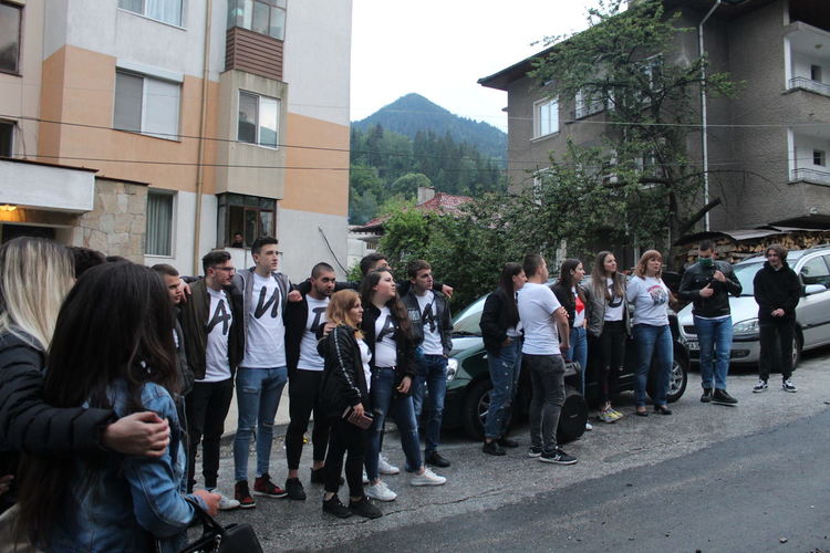 Младежи от Смолян се обясниха в любов на... учителката си