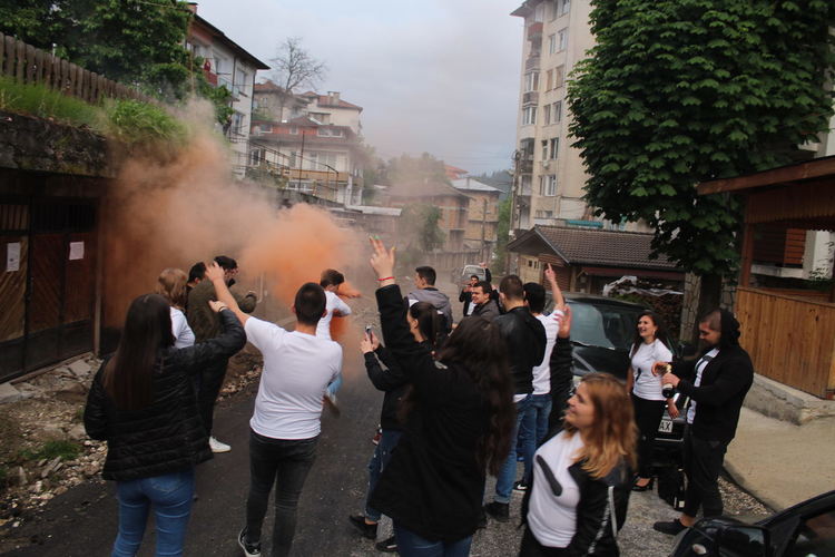 Младежи от Смолян се обясниха в любов на... учителката си