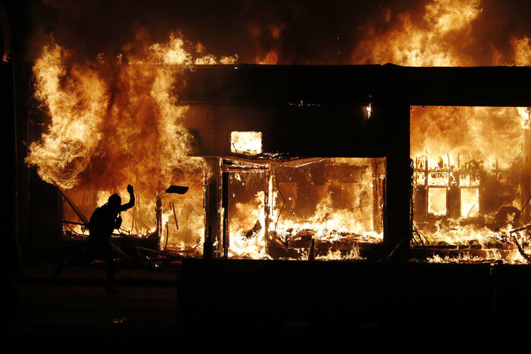 Вълна от протести в САЩ срещу смъртта на цветнокож при арест в Минеаполис. Арестуваха полицая